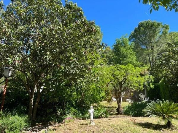 Vente                                                      Villa
                        
                     8 pièces                      210 m2                     à Salernes