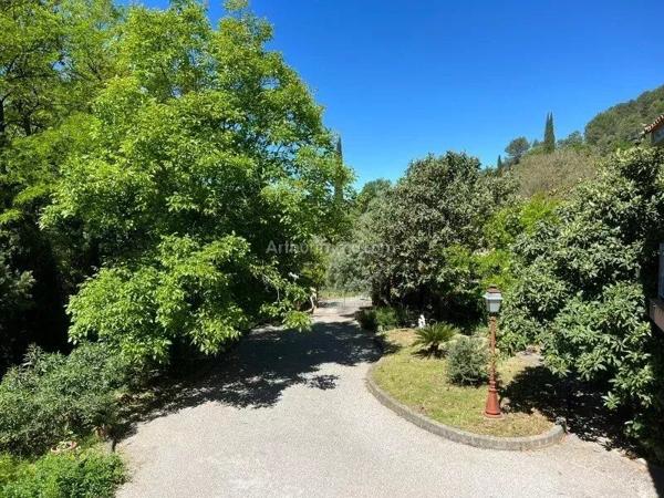 Vente                                                      Villa
                        
                     8 pièces                      210 m2                     à Salernes