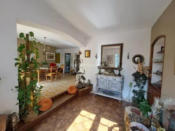 Vente                                                      Villa
                        
                     8 pièces                      210 m2                     à Salernes