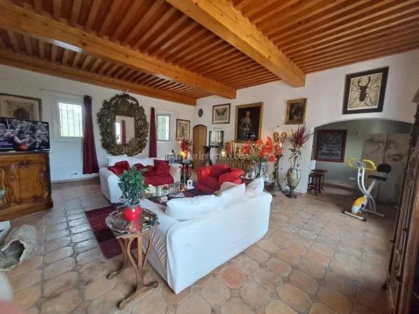 Vente                                                      Villa
                        
                     8 pièces                      210 m2                     à Salernes