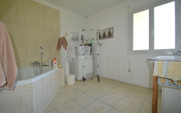 Maison à louer    5 pièces •    Buros