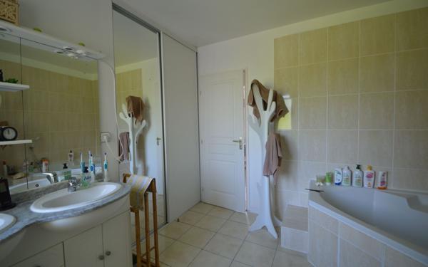 Maison à louer    5 pièces •    Buros