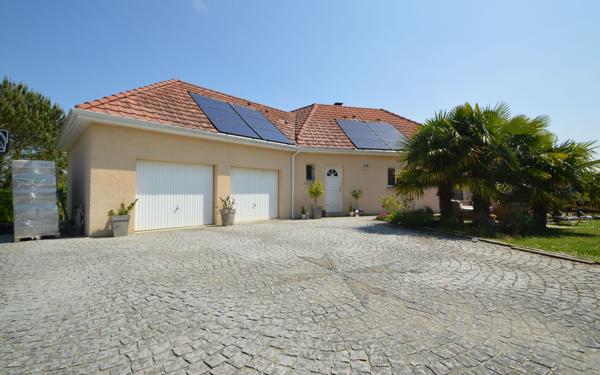 Maison à louer    5 pièces •    Buros