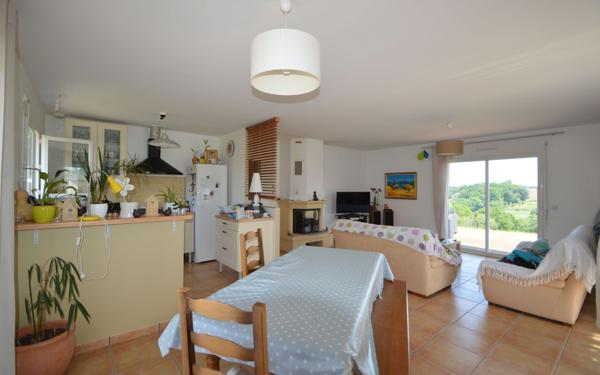 Maison à louer    5 pièces •    Buros