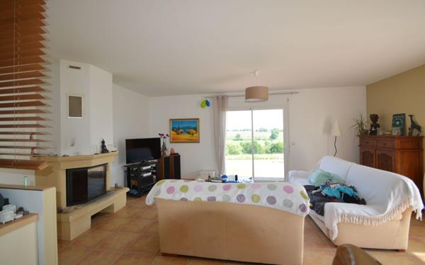 Maison à louer    5 pièces •    Buros