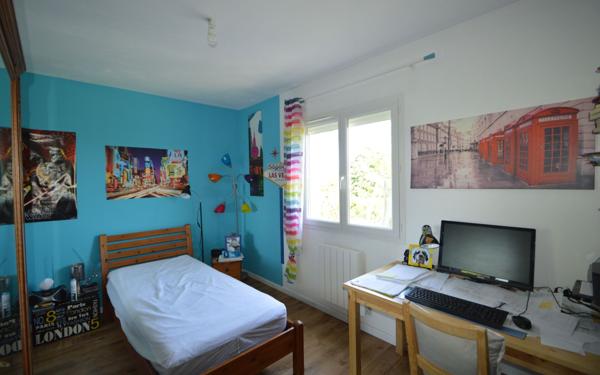 Maison à louer    5 pièces •    Buros