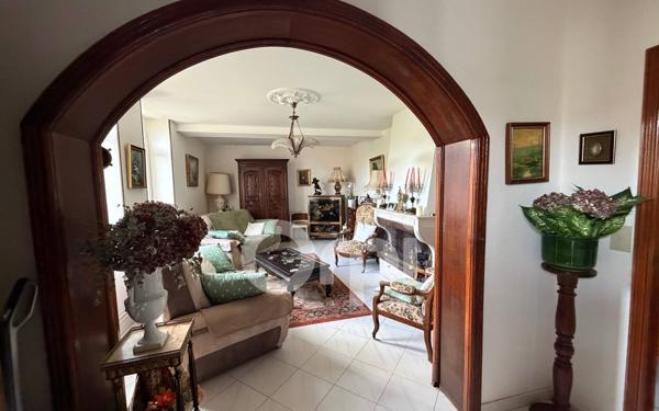 Immeuble à vendre    16 pièces • 620 m2 Roumazières-Loubert