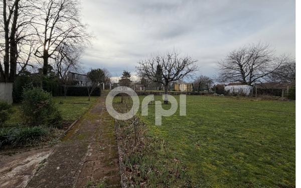 Immeuble à vendre    16 pièces • 620 m2 Roumazières-Loubert