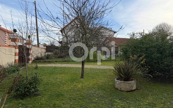 Immeuble à vendre    16 pièces • 620 m2 Roumazières-Loubert