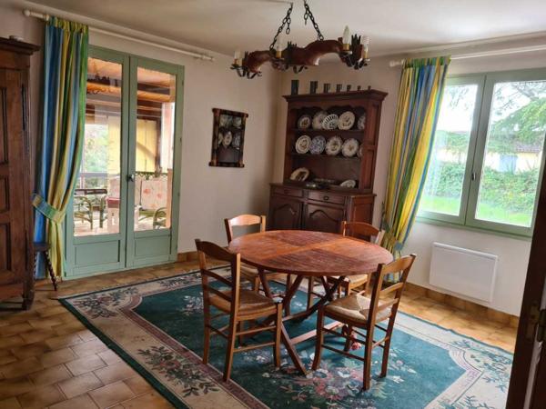 Maison ancienne - Saint-cyprien Investissement ou maison familiale dans un village du Périgord Noir avec toutes les commodités et proche de la Dordogne.