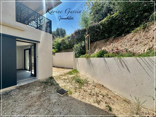 SIX FOURS LES PLAGES - CONSTRUCTION RECENTE - APPARTEMENT DE TYPE 3 - JARDIN 72 M² - PARKING PRIVATIF SOUS SOL
