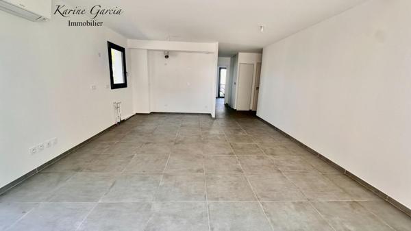 SIX FOURS LES PLAGES - CONSTRUCTION RECENTE - APPARTEMENT DE TYPE 3 - JARDIN 72 M² - PARKING PRIVATIF SOUS SOL