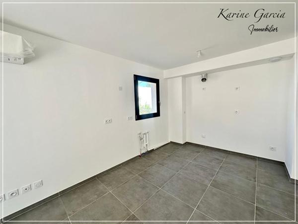 SIX FOURS LES PLAGES - CONSTRUCTION RECENTE - APPARTEMENT DE TYPE 3 - JARDIN 72 M² - PARKING PRIVATIF SOUS SOL