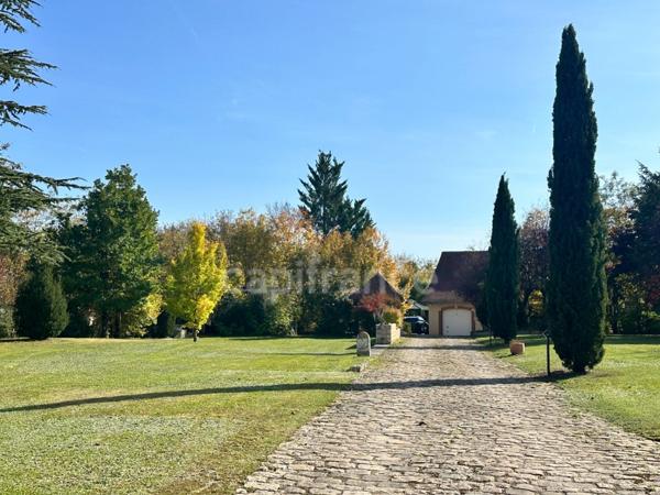 Maison à vendre CHAMPS SUR YONNE (89) Magnifique propriété de 272 m² 6 Chambres Piscine Terrain de 4800 m2