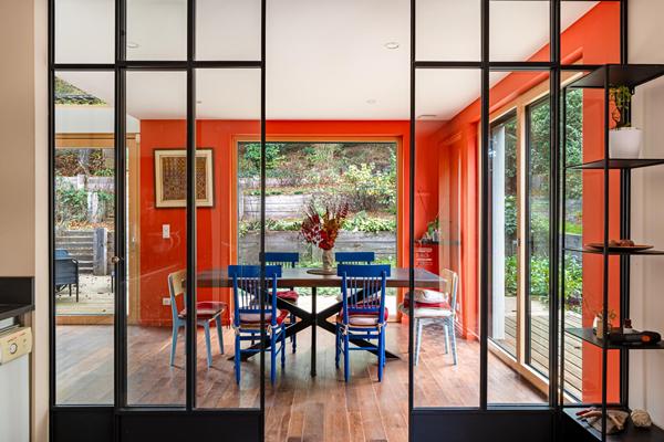 Maison d’architecte haute performance, terrasse et terrain boisé