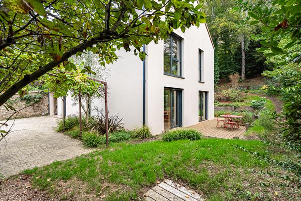 Maison d’architecte haute performance, terrasse et terrain boisé