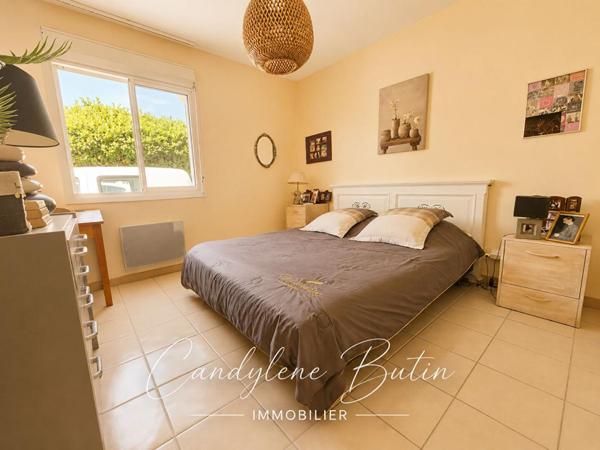 VILLA DE PLAIN-PIED , 164.7 M² ,4 CHAMBRES , 3 SUITES ?,PISCINE , TERRAIN 1 025 M²
