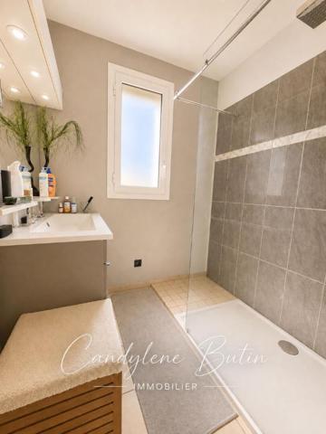 VILLA DE PLAIN-PIED , 164.7 M² ,4 CHAMBRES , 3 SUITES ?,PISCINE , TERRAIN 1 025 M²