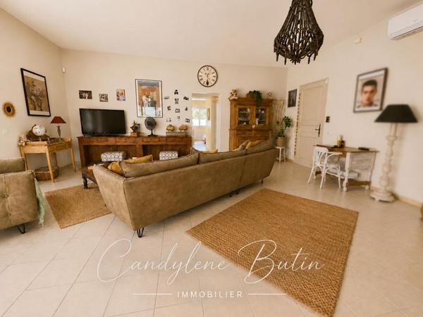 VILLA DE PLAIN-PIED , 164.7 M² ,4 CHAMBRES , 3 SUITES ?,PISCINE , TERRAIN 1 025 M²