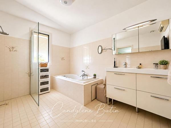 VILLA DE PLAIN-PIED , 164.7 M² ,4 CHAMBRES , 3 SUITES ?,PISCINE , TERRAIN 1 025 M²