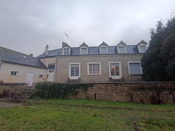 Maison familiale 6 chambres bord de rivière, centre de Loué
