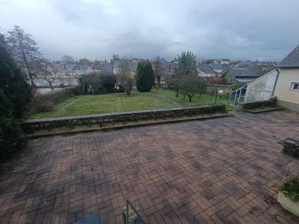 Maison familiale 6 chambres bord de rivière, centre de Loué