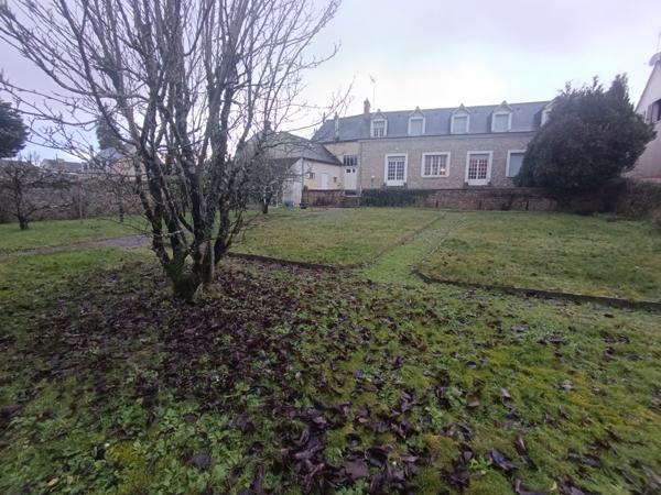 Maison familiale 6 chambres bord de rivière, centre de Loué