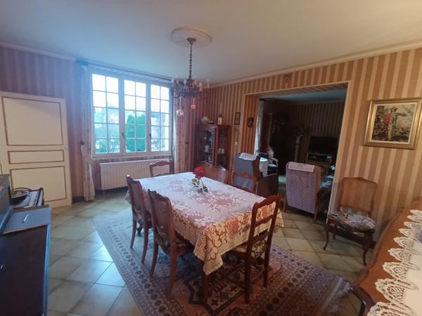 Maison familiale 6 chambres bord de rivière, centre de Loué