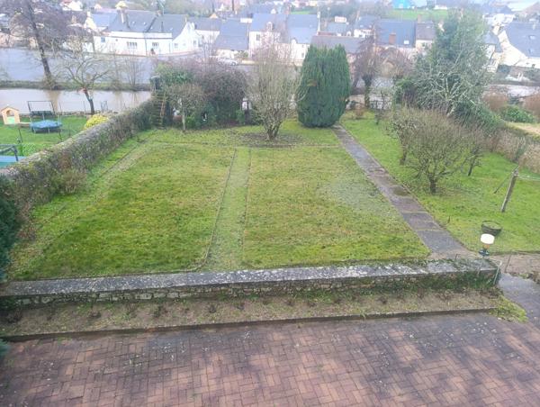 Maison familiale 6 chambres bord de rivière, centre de Loué