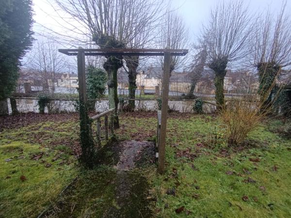 Maison familiale 6 chambres bord de rivière, centre de Loué