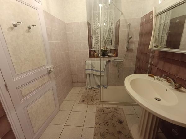 Maison familiale 6 chambres bord de rivière, centre de Loué