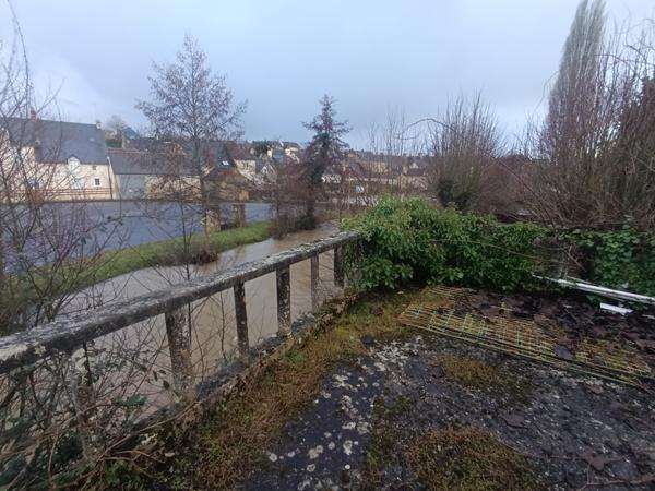 Maison familiale 6 chambres bord de rivière, centre de Loué