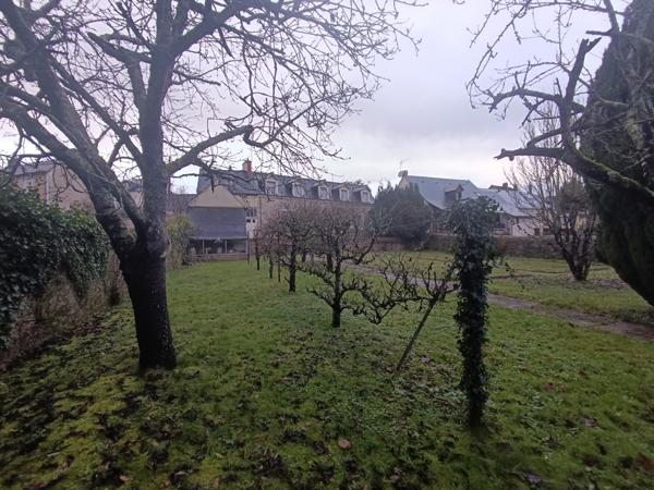 Maison familiale 6 chambres bord de rivière, centre de Loué