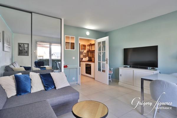 SAINT-PRIEST VILLAGE – Studio lumineux avec balcon, climatisation et garage