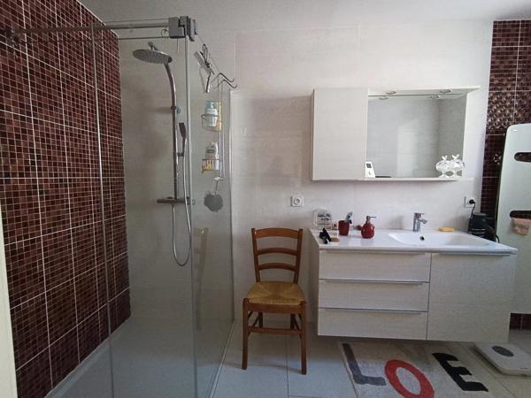 Maison de village rénovée – 4 chambres + grange aménageable – Proche Montmorillon