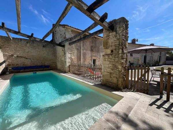 Charmante maison en pierre avec trois chambres et deux salles de bains