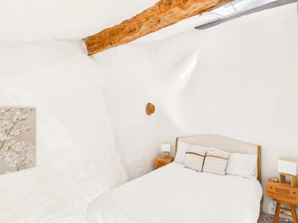 Charmante maison en pierre avec trois chambres et deux salles de bains