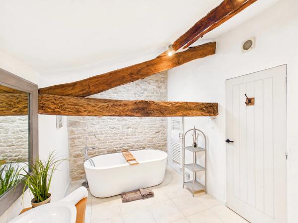 Charmante maison en pierre avec trois chambres et deux salles de bains