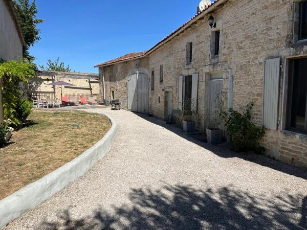 Charmante maison en pierre avec trois chambres et deux salles de bains
