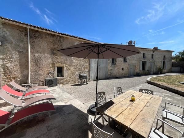 Charmante maison en pierre avec trois chambres et deux salles de bains