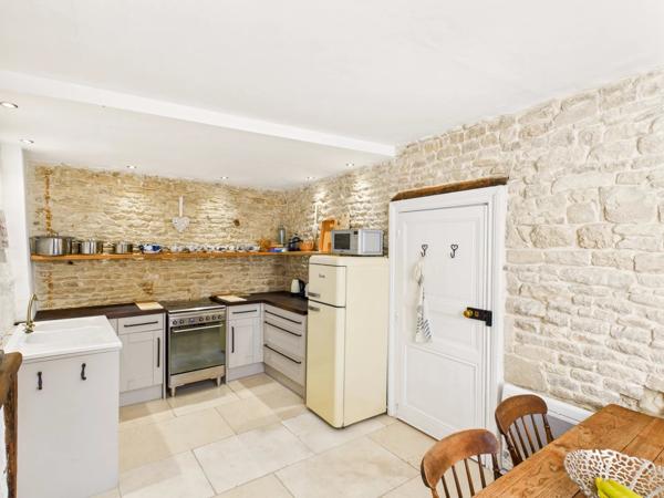 Charmante maison en pierre avec trois chambres et deux salles de bains