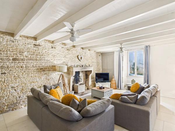 Charmante maison en pierre avec trois chambres et deux salles de bains