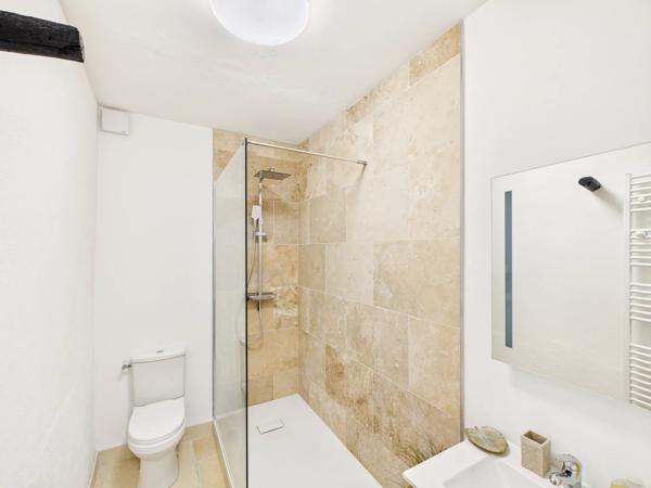 Charmante maison en pierre avec trois chambres et deux salles de bains