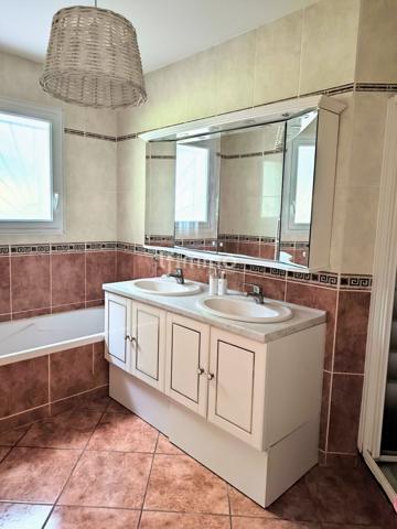 Maison de 134 m² sur une parcelle de 1,7 hectares.