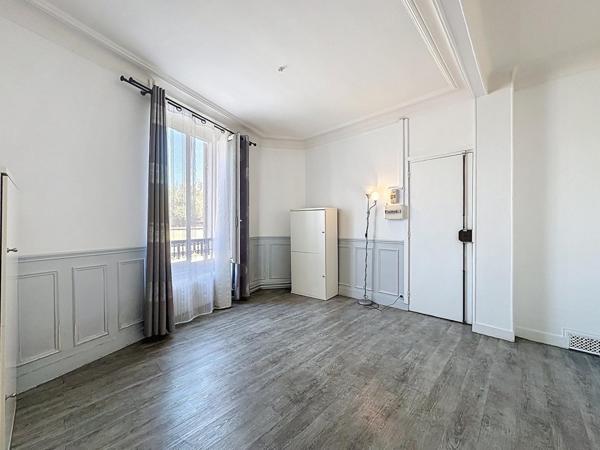 Appartement avec extérieur et stationnement – Quartier des Écrivains à 10 min de la gare