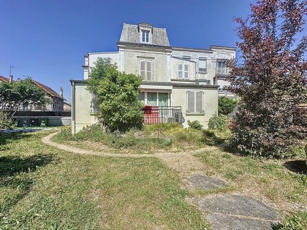 Appartement avec extérieur et stationnement – Quartier des Écrivains à 10 min de la gare