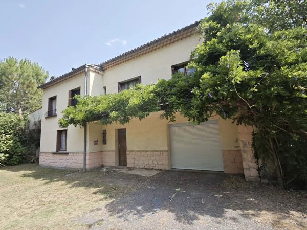 Maison individuelle avec garage et grand jardin