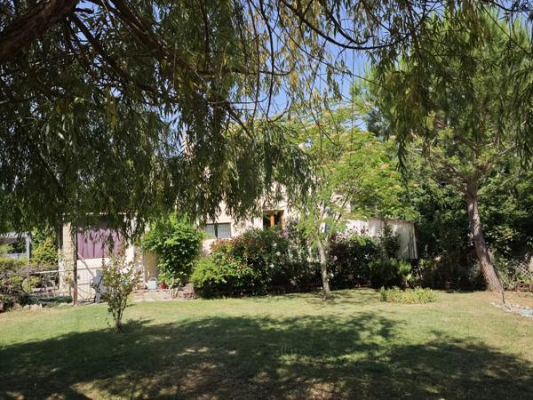 Maison individuelle avec garage et grand jardin