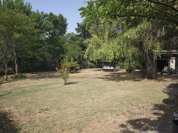 Maison individuelle avec garage et grand jardin