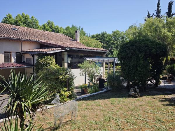 Maison individuelle avec garage et grand jardin